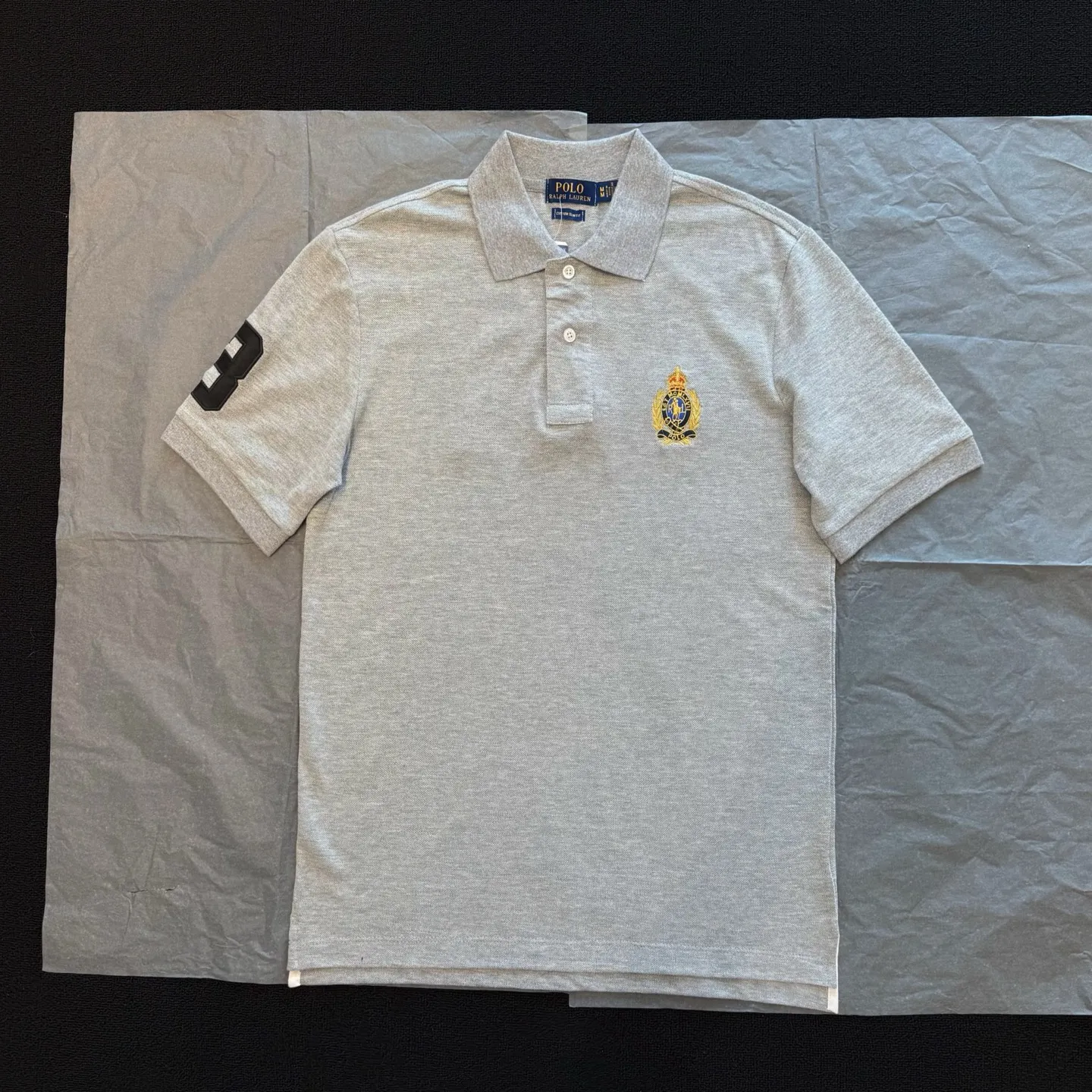 P186 Style No. RL03 (four colors) Ralph Lauren/Ralph Lauren Gold Label Badge Embroidered Malaysia Logo Lapel Polo Shirt T-shirt Short Sleeve Fabric 100% Piqué Cotton, Imported Embroidered Logo on the Chest, Customized Thread Collar, Malaysia Embroidery, The Highest Version, Suitable for Business and Casual Daily Use! 🌘Two-button placket, laser logo pearlescent resin buttons, cuffs and hem using double-thread sewing technology, different currency versions, full set of original three-label accessories!   SIZE #S~XXL Color#Black Navy Gray White